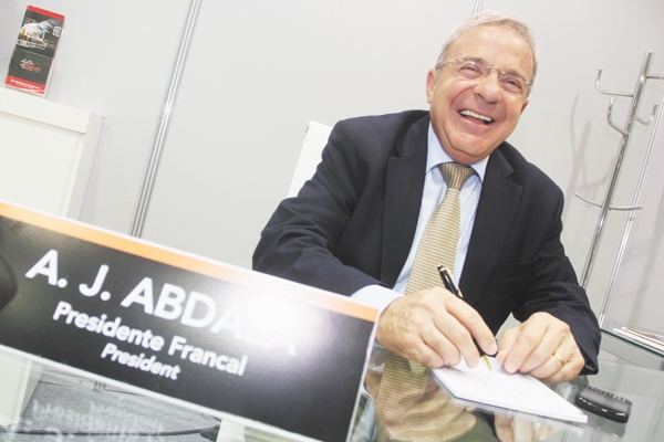 Hoje é dia de abraçar o empresário Abdalla Jamil Abdalla, que está começando idade nova. Ele, que sempre foi li-gado à indústria calçadista de Franca, preside há anos a Francal-Feiras, responsável pelas mostras de produtos de diferentes segmentos, em even